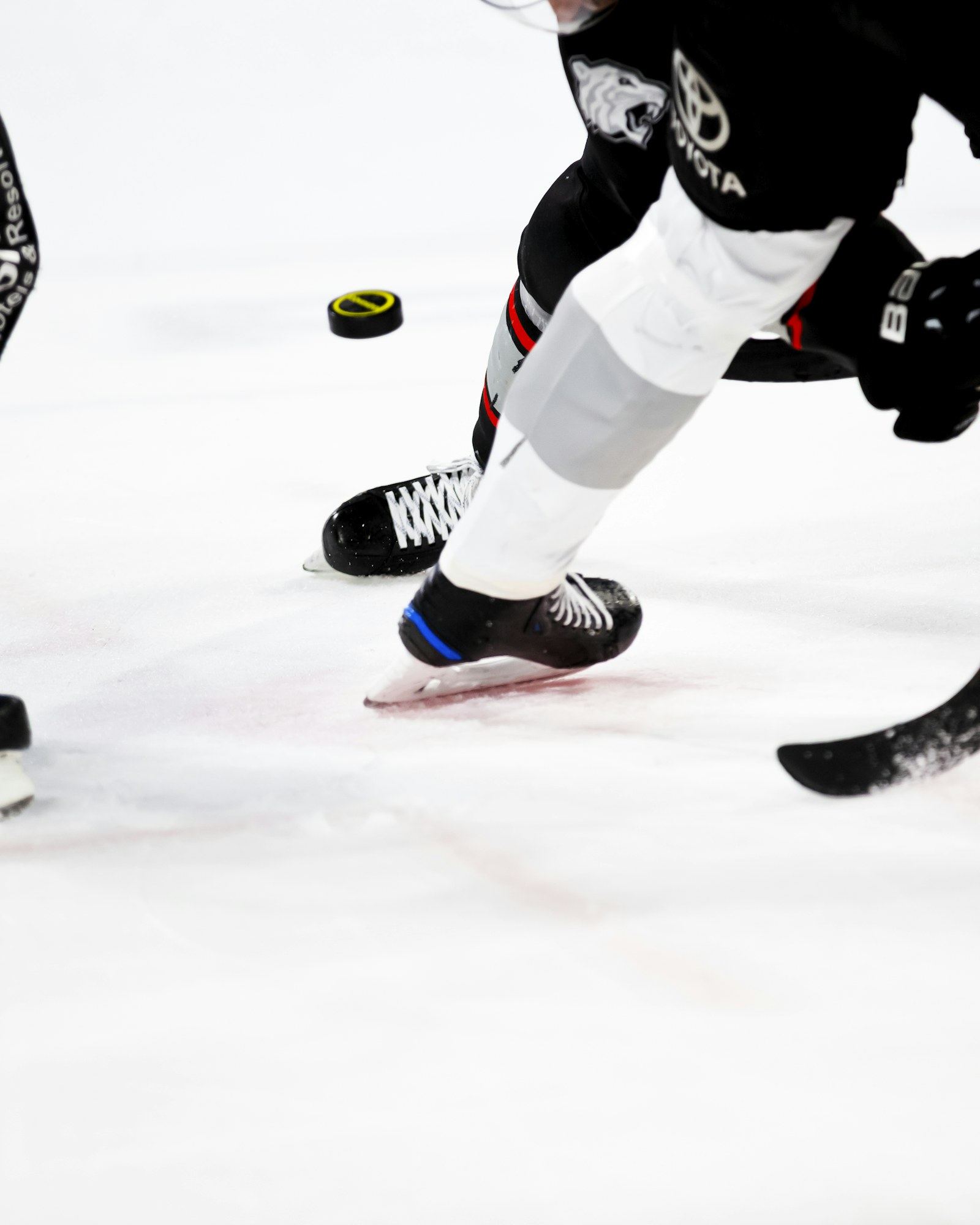 Joueurs de hockey mineur en pleine action lors d'un match sur glace