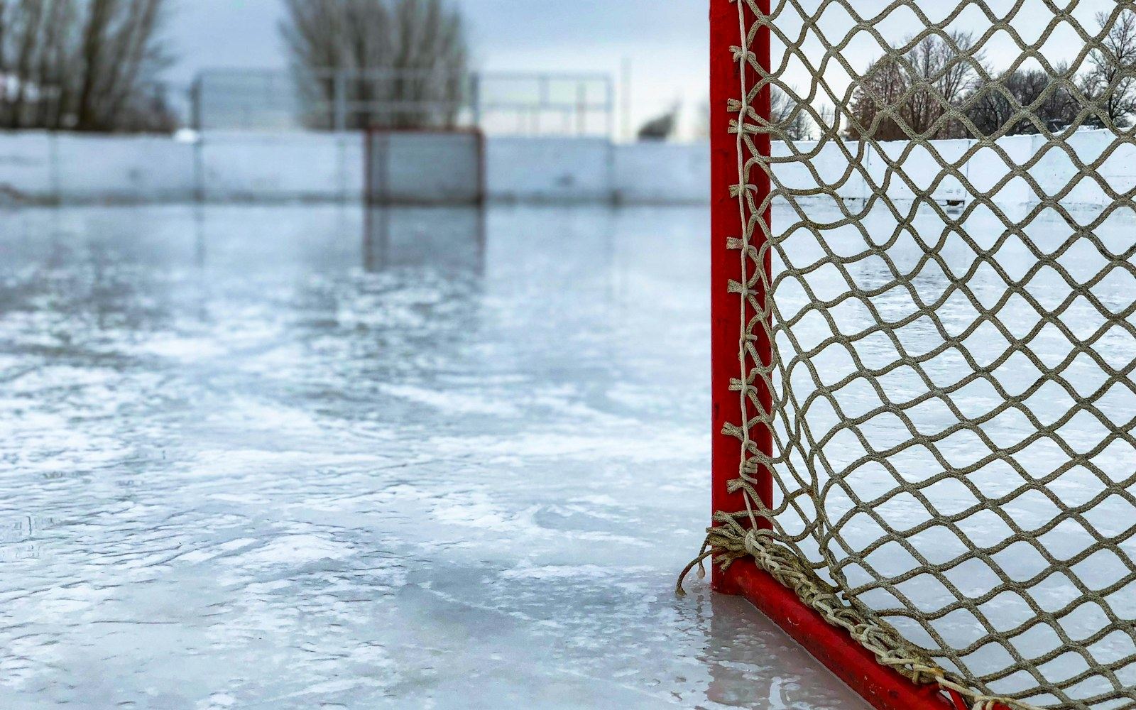 Filet de hockey rouge et blanc sur une patinoire déserte