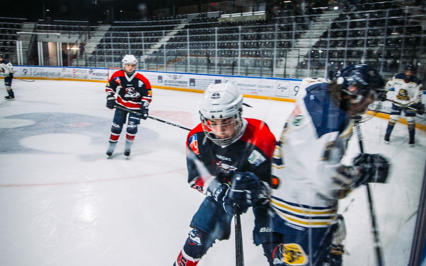 Jeunes joueurs de hockey souriants pendant un exercice à l'entraînement