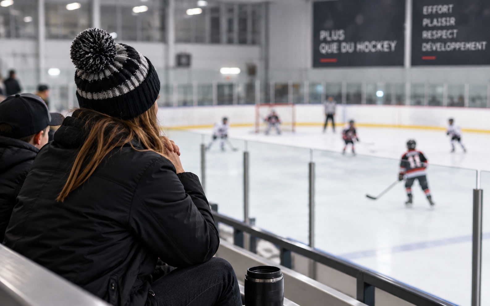 Famille jouant au hockey sur une patinoire extérieure en hiver